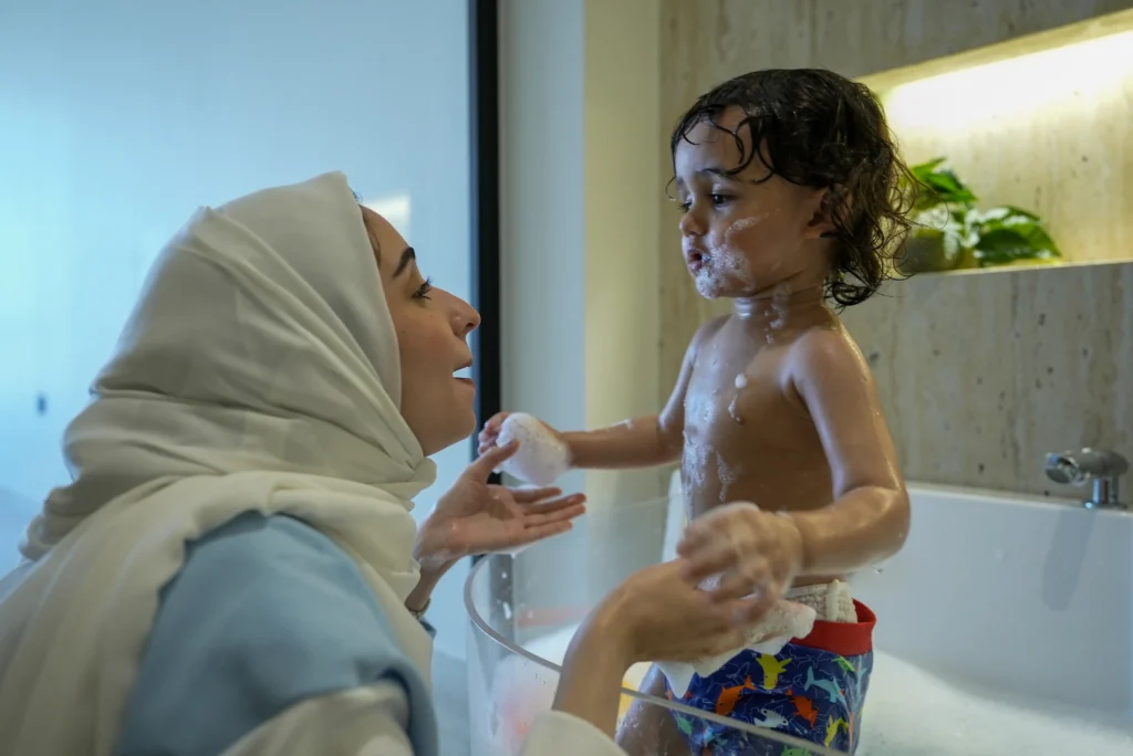 عائلة تستمع بوقتها في احدى مشاريع تكليلة